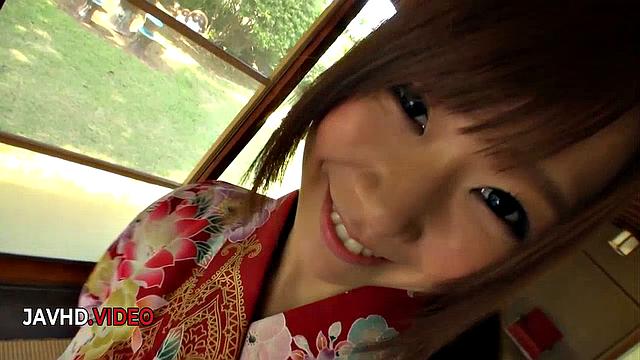 Хитоми Оки делает минет и получает жёсткий секс по-японски.