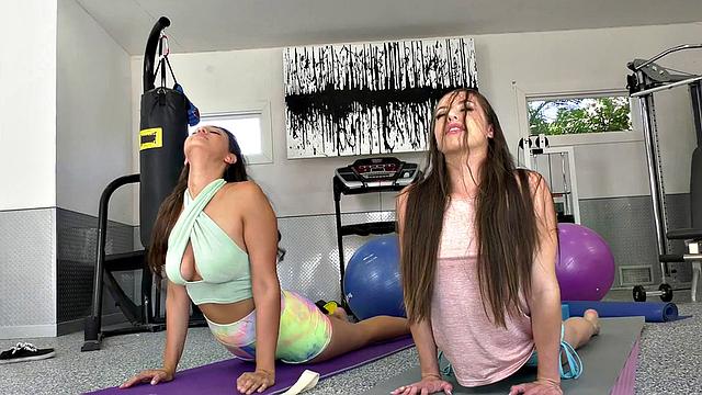 лесбийские подруги слизывают пот друг с друга после тренировки