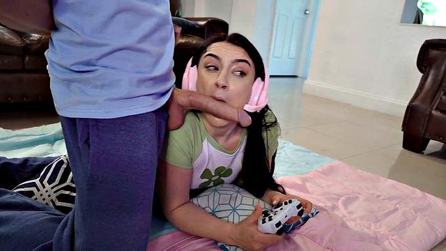 Bigass gaming amateur babe sucks in CFNM action