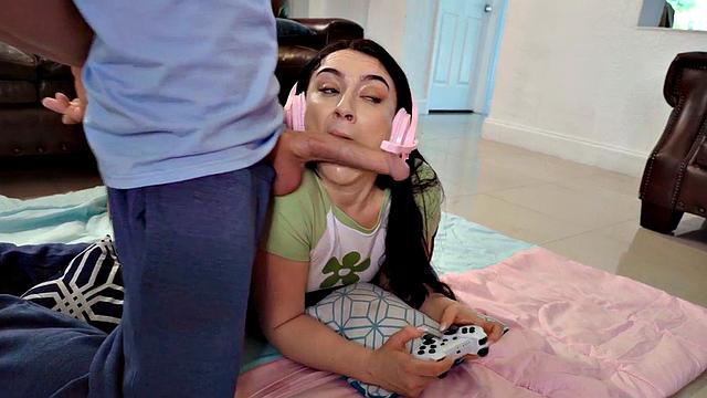 Bigass gaming amateur babe sucks in CFNM action