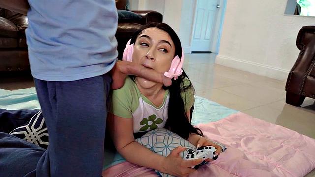 Bigass gaming amateur babe sucks in CFNM action