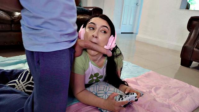 Bigass gaming amateur babe sucks in CFNM action