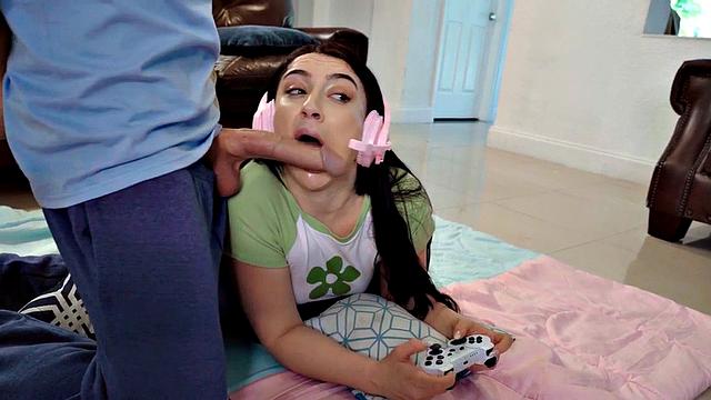 Bigass gaming amateur babe sucks in CFNM action