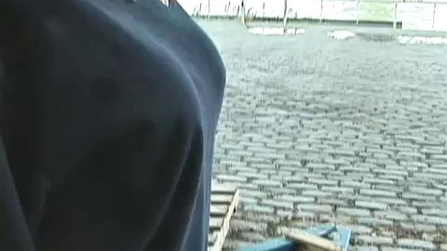 зрелая с натуральной грудью получает по сиськам на крыше и ржёт над этим