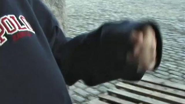 зрелая с натуральной грудью получает по сиськам на крыше и ржёт над этим