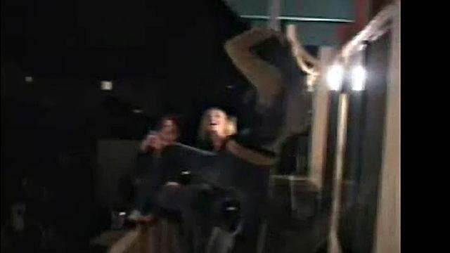 раскрепощённая студентка получает глубокий фистинг на вписке и требует член