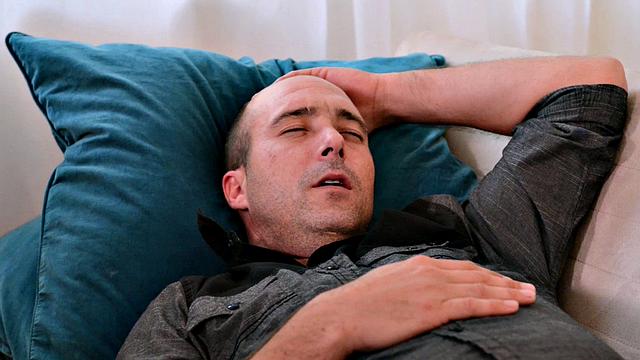 зрелая блондинка в деловой одежде жарко сосет и катается на члене