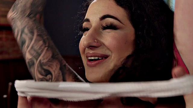 Тёлка с сиськами поддается шальным лесбиянкам с двумя игрушками