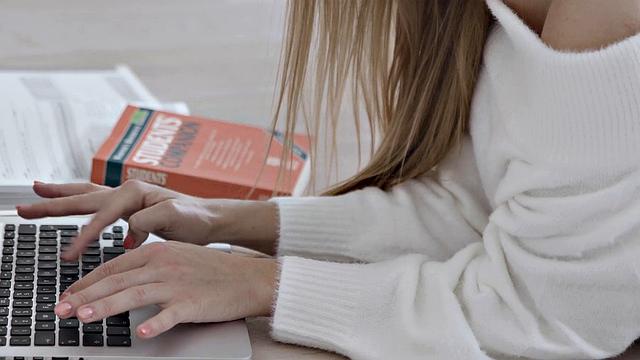 алексис кристал получает глубокий анал от строгого наставника