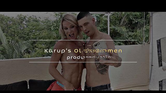 на каблуках и без трусов: мими устраивает себе весёлую разминку на диване