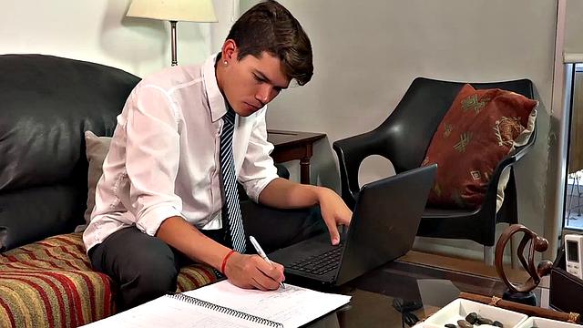 атлет лихо натягивает татуированного папашу после мокрого минета - вот тебе и фитнес