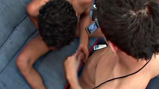 Real amateur Latinos fucking in homemade video