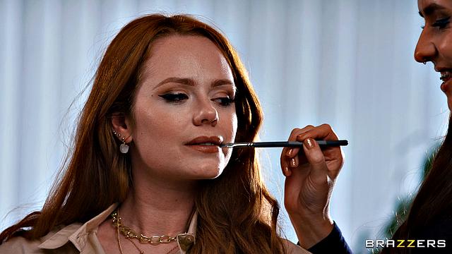 рыжая звезда развлекается с девушками и получает жаркий трах в студии