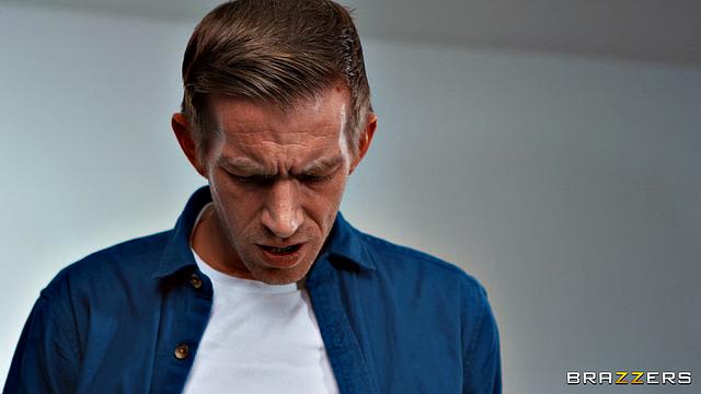 рыжая звезда развлекается с девушками и получает жаркий трах в студии