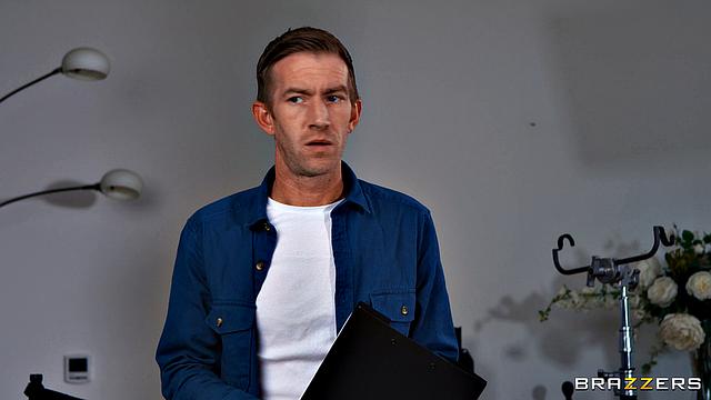 рыжая звезда развлекается с девушками и получает жаркий трах в студии