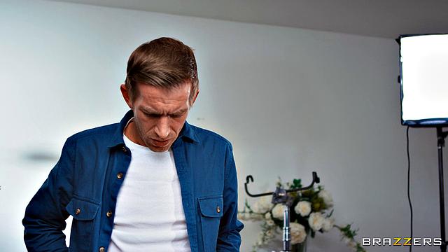 рыжая звезда развлекается с девушками и получает жаркий трах в студии