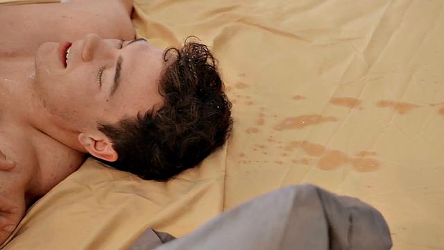 Amateur muscled jock fucks bottom's greedy ass