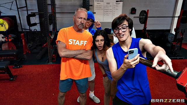 жаркая траха в спортзале: татуированная брюнетка получает по полной