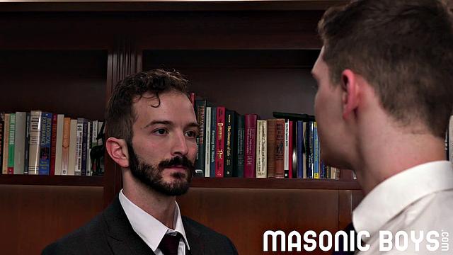 волосатый студент принимает звонки жопой