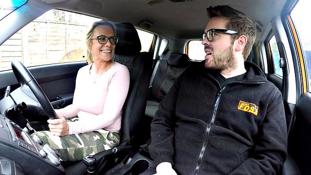 Блонди с шутками: за рулём сосёт и получает урок у инструктора