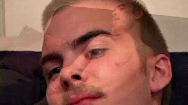 Яспер дрочит до предела и заливает спермой объектив