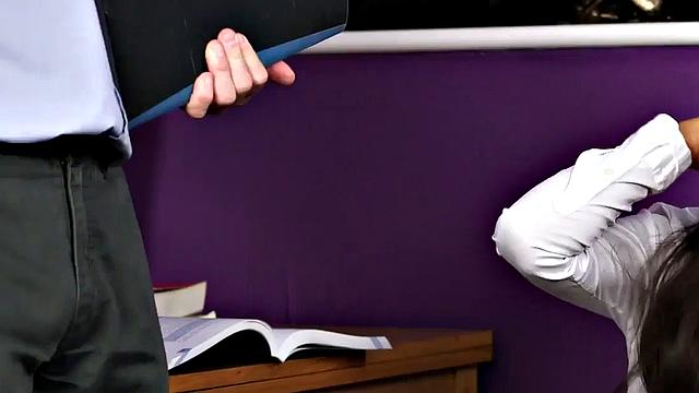 сексуальная европеянка в чулках жадно сосёт и получает в догги