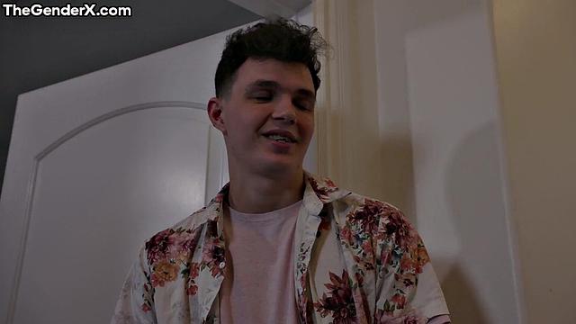 транс в чулках получает анальный секс от латинского парня в страстной встрече с учителем роли игры shemale сцена с глубоким минетом и дрочкой в белье и фетише, зрелая эротика для взрослых зрителей.