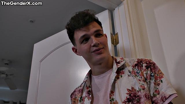 транс в чулках получает анальный секс от латинского парня в страстной встрече с учителем роли игры shemale сцена с глубоким минетом и дрочкой в белье и фетише, зрелая эротика для взрослых зрителей.