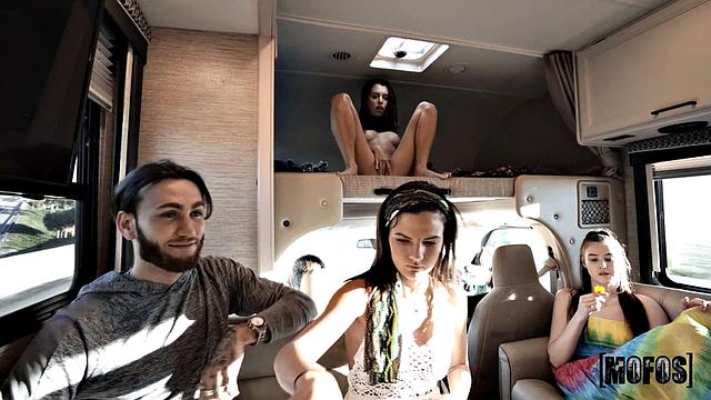 Johnny Love и Lila Love трахаются на фестивале под музыку и кайфуют друг с другом в машине по дороге домой.