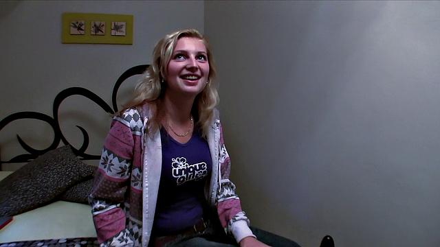 кудрявая блондинка проходит собеседование на хуй босса в туалете