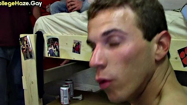 студент с общаги пробует мужской секс