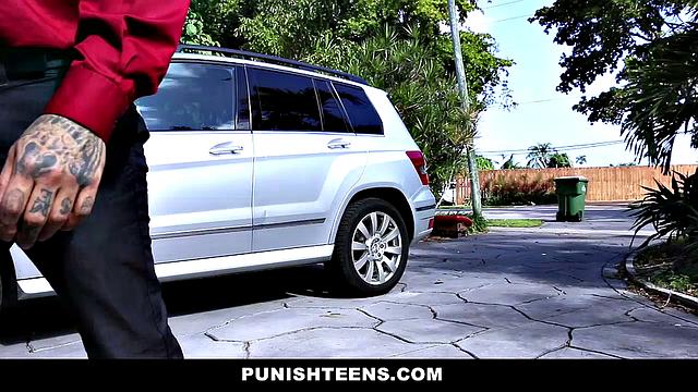 индийская тинейджерка Алекса Нова получает жёстко в догги и глотает глубоко