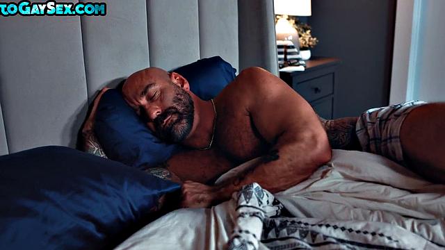 Tattooed gaydaddy rims and fucks twink till cum