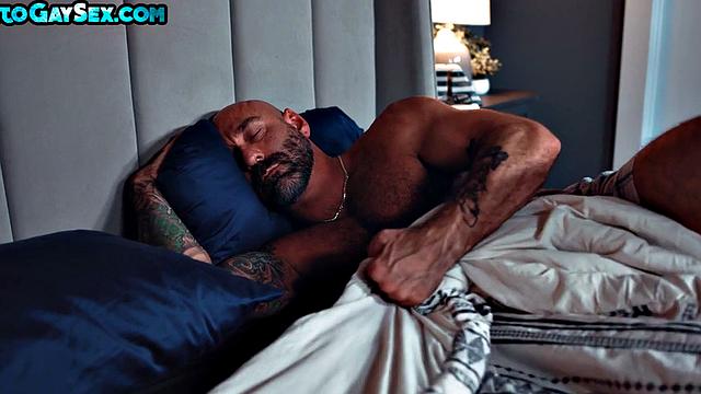 Tattooed gaydaddy rims and fucks twink till cum