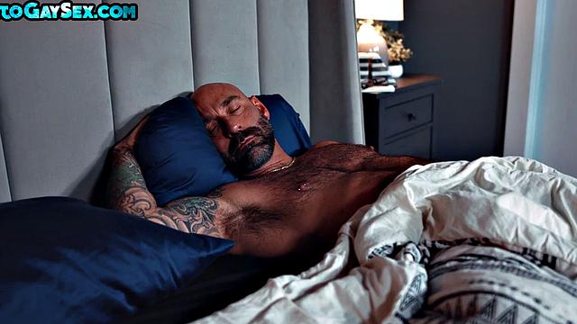 Tattooed gaydaddy rims and fucks twink till cum