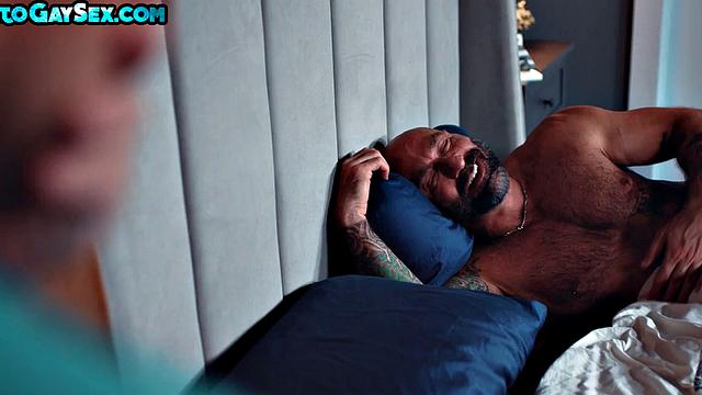 Tattooed gaydaddy rims and fucks twink till cum