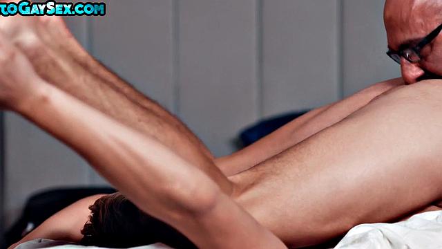 Tattooed gaydaddy rims and fucks twink till cum