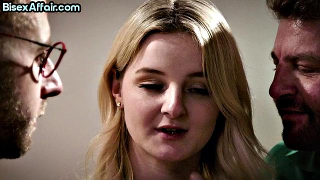 Блондинка с натуральной киской участвует в би тройке и делает минет перед сексом.