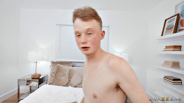 Пэйтон Холл дрочит и трахается с Джимми Майклсом в душе, вяжет ему чехол на член как извинение за шалость с лимонадом.