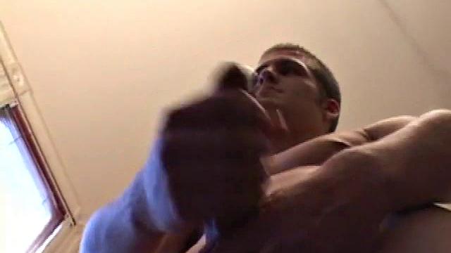 скейтер Алекс Вест дрочит и кончает себе на лицо