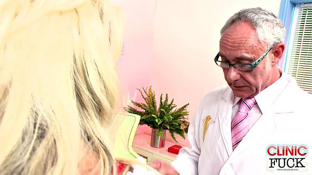 развратные медсестры сводят доктора с ума и скачут на члене