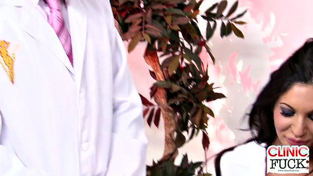 развратные медсестры сводят доктора с ума и скачут на члене