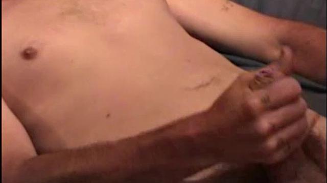 Дэниел раздевается и его жёстко трахают