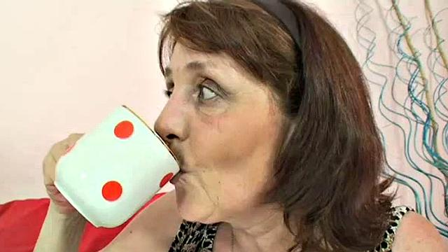 дедок прокачивает тройничок, а бабуля мастурбирует на диване