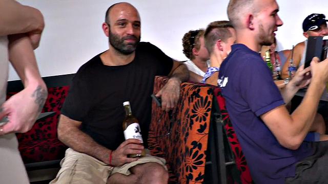 Public babe rims for voyeuristic audience