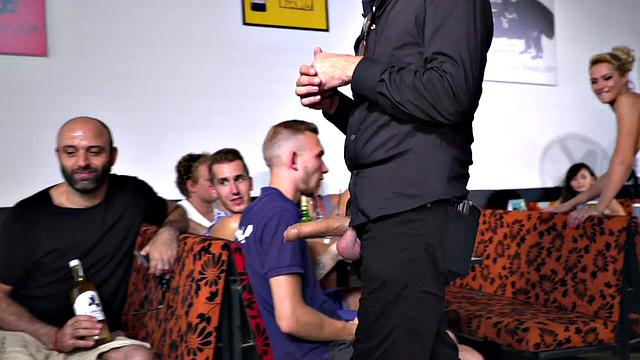 Public babe rims for voyeuristic audience