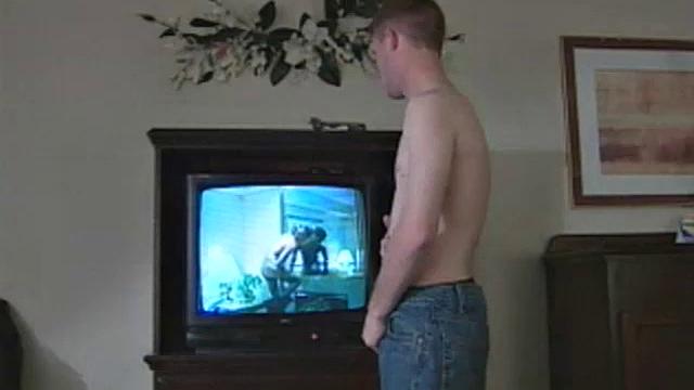 Киллиан Логан дрочит на диване и кончает большим хуем