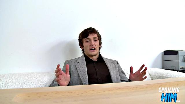 Bj loving guy gives head to lucky stud