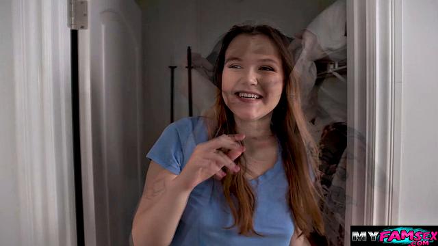 Похотливая кузина захватывает мой член и дает вылизать свою киску на кровати, потом сосет и жёстко трахается со мной - Elias Cash и Ava Marina.