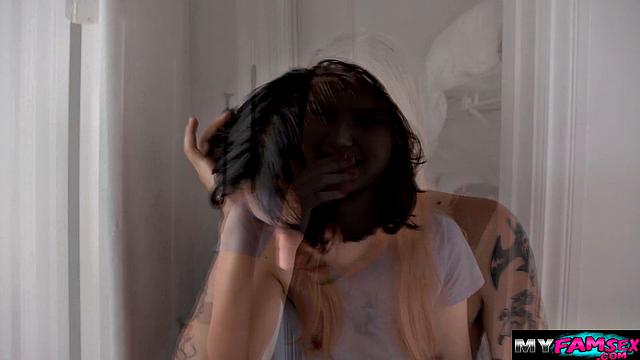 Похотливая кузина захватывает мой член и дает вылизать свою киску на кровати, потом сосет и жёстко трахается со мной - Elias Cash и Ava Marina.